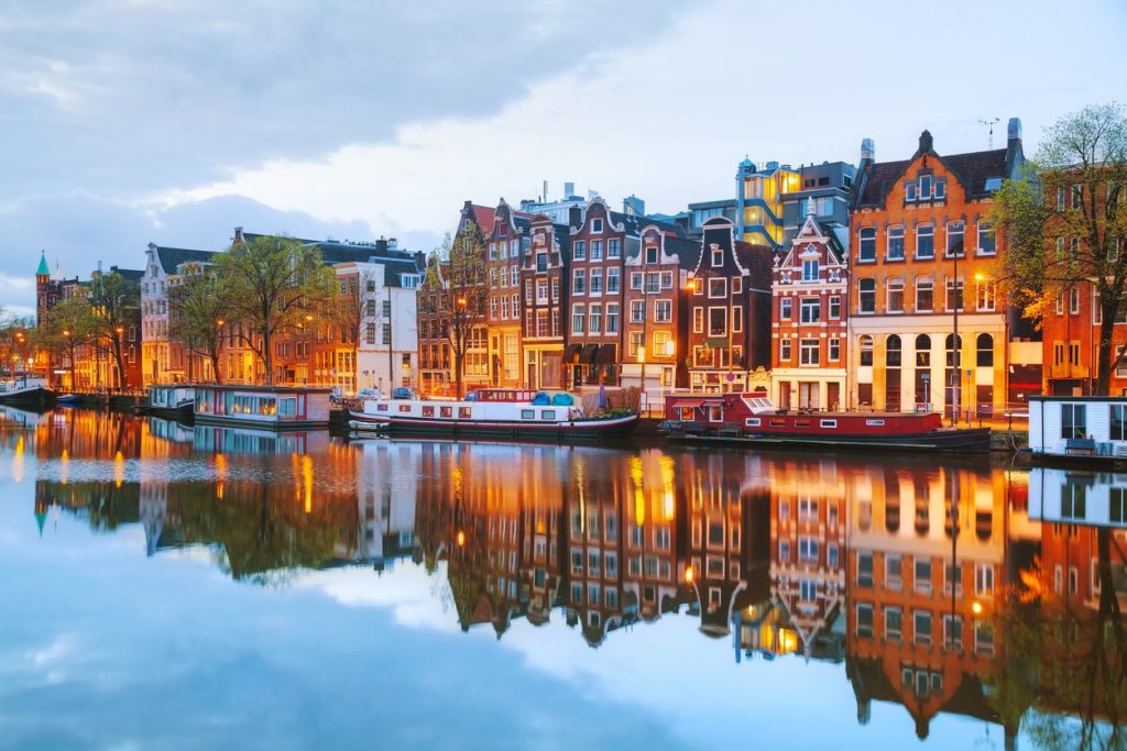 Mejores destinos seguros en Europa para mujeres que viajan solas 12 Mejores destinos seguros en Europa amsterdam
