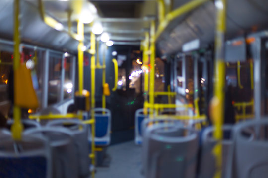 Transporte nocturno seguro para mujeres que viajan