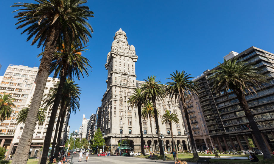 Destinos baratos y seguros para mujeres que viajan solas 17 uruguay