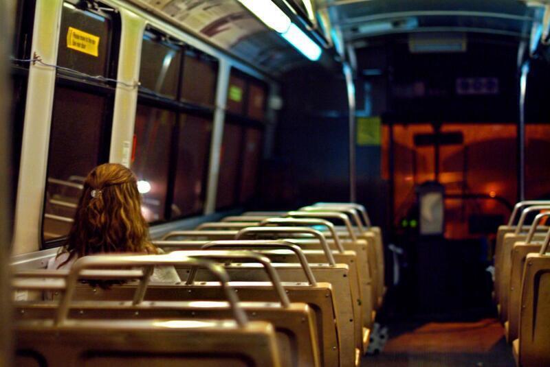Consejos de seguridad para mujeres viajeras en transporte nocturno 2 Consejos de seguridad para mujeres viajeras en transporte nocturno 2
